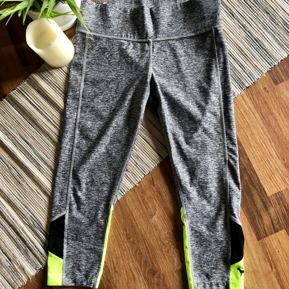 ✨Pink Yoga Gray Capri Pants Size XS✨